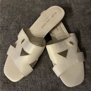 KURT GEIGER LONDON
Odina Leather Flat Sandals- Size 9- Off White‎